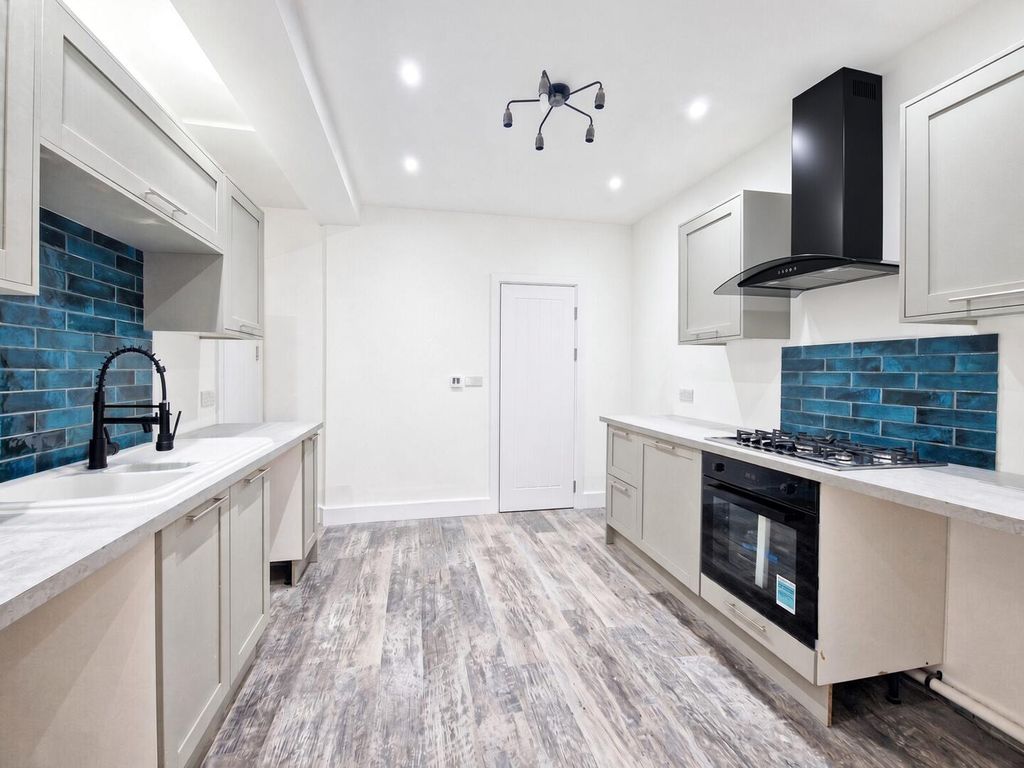 Property photo 3 of 11 Kitchen