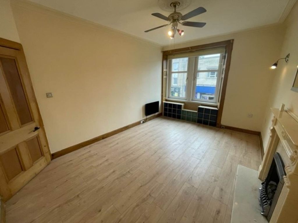 Property photo 3 of 11 108B High Street - Lounge2