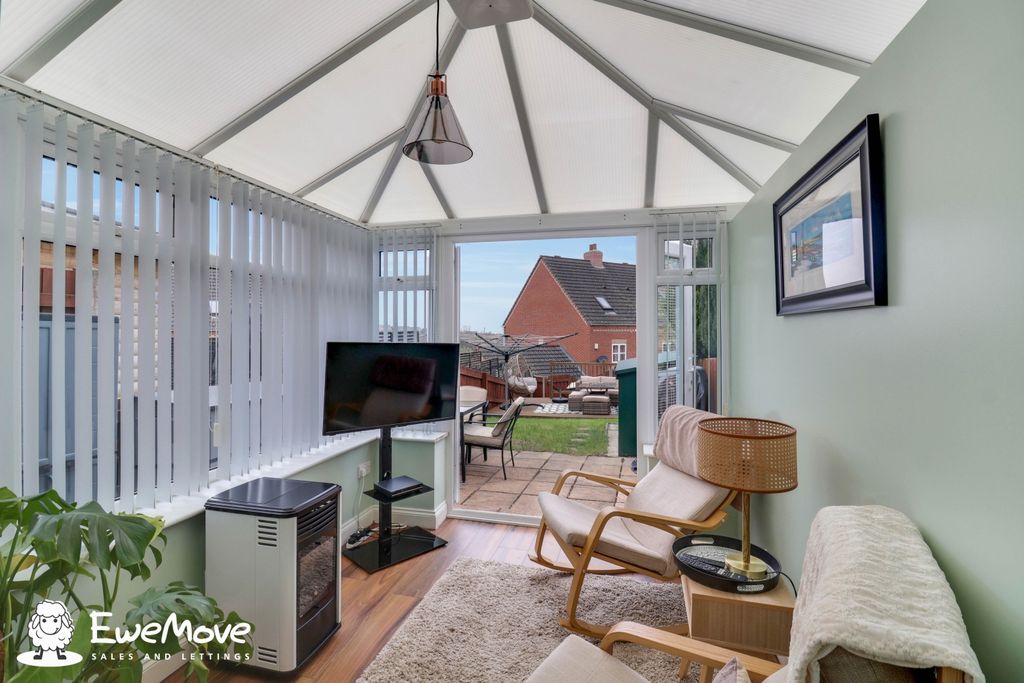 Property photo 3 of 20 Conservatory Into Garden