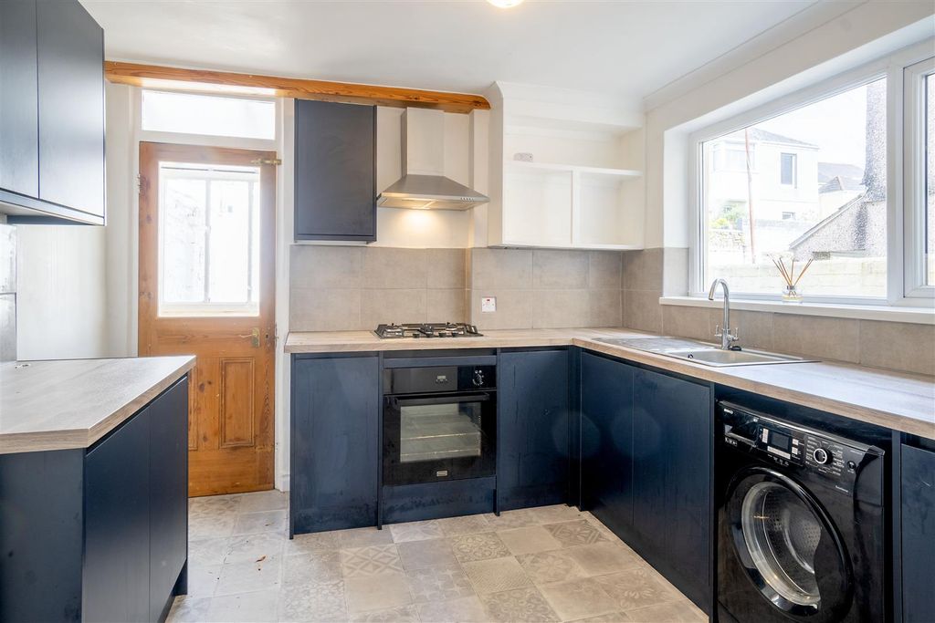 Property photo 3 of 9 Kitchen