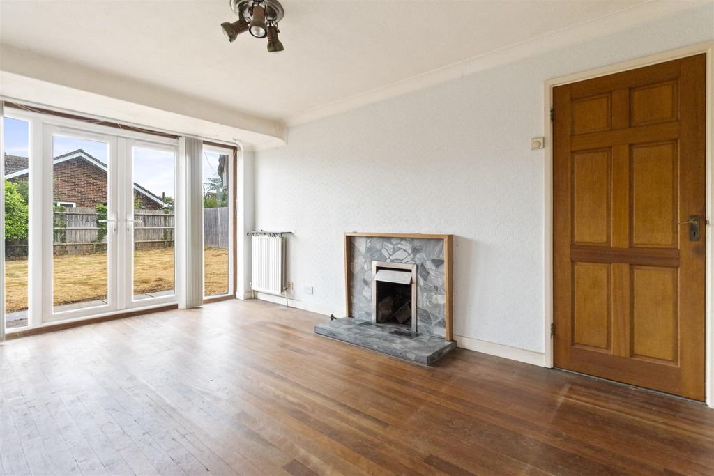 Property photo 2 of 16 Alfriston Road,3-010.Jpg