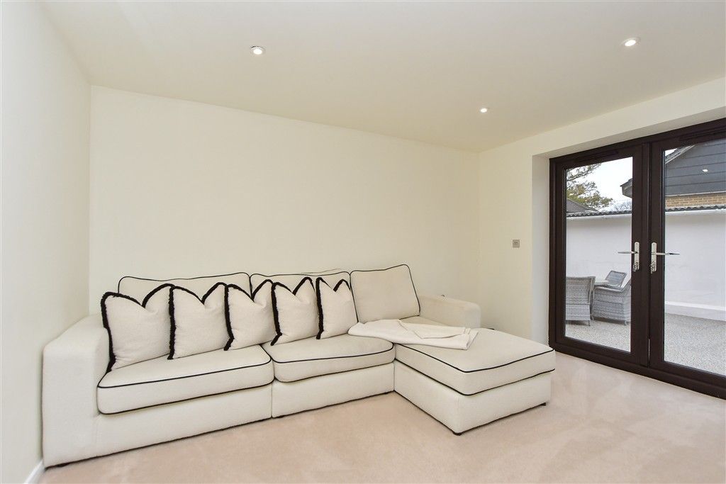 Property photo 1 of 12 Lounge