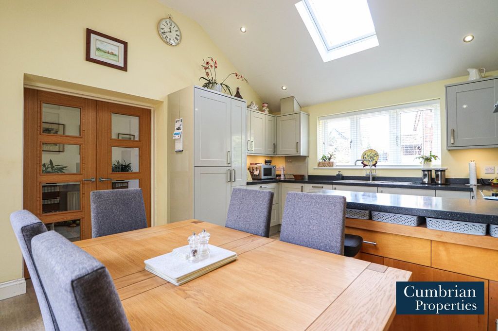 Property photo 3 of 20 Dining Kitchen