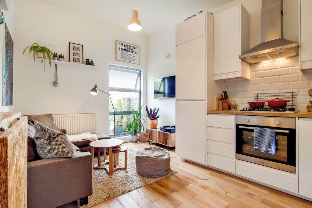 Property photo 2 of 13 3705736