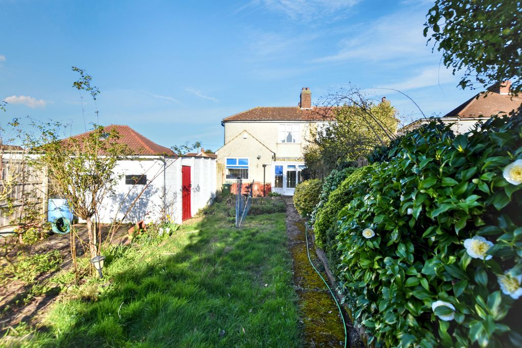 Property photo 3 of 14 6 Yorkland Avenue, Welling, Kent, Da16 2Lf