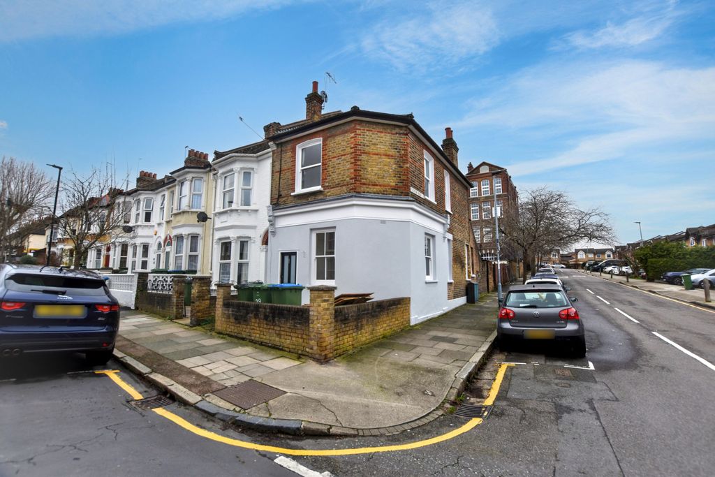 Property photo 1 of 12 29 Inverine Road, Charlton, London, Se7 7Nj