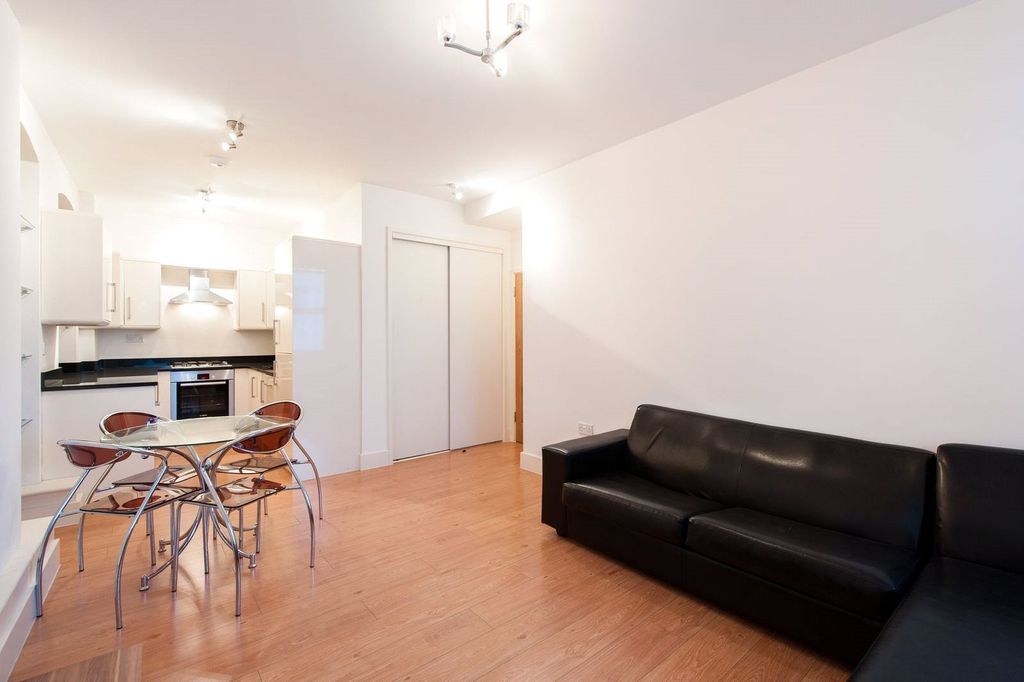 Property photo 2 of 9 Flat 1, 126-127 Whitechapel High Street 2