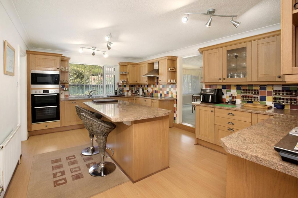 Property photo 2 of 40