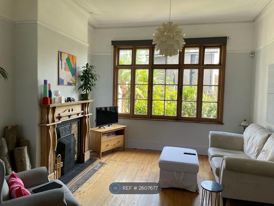 Property photo 3 of 17 Living Space