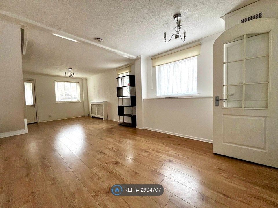 Property photo 2 of 8 Spacious Lounge / Diner