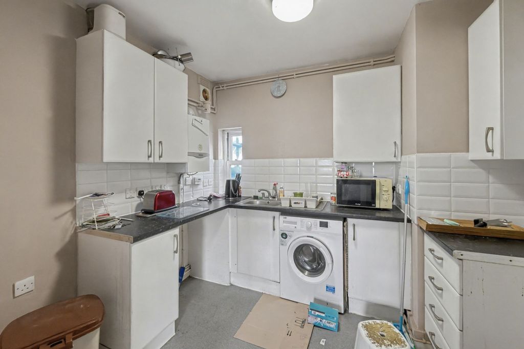 Property photo 2 of 18 Flat 3, 22 Burghley Road, London, N8 0Qe