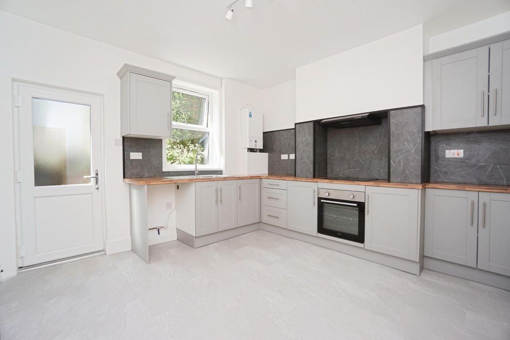Property photo 2 of 17 Kitchen