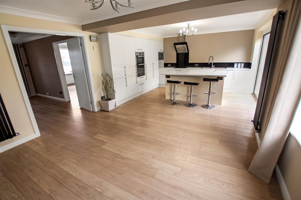 Property photo 3 of 19 Kitchen/Dining Room