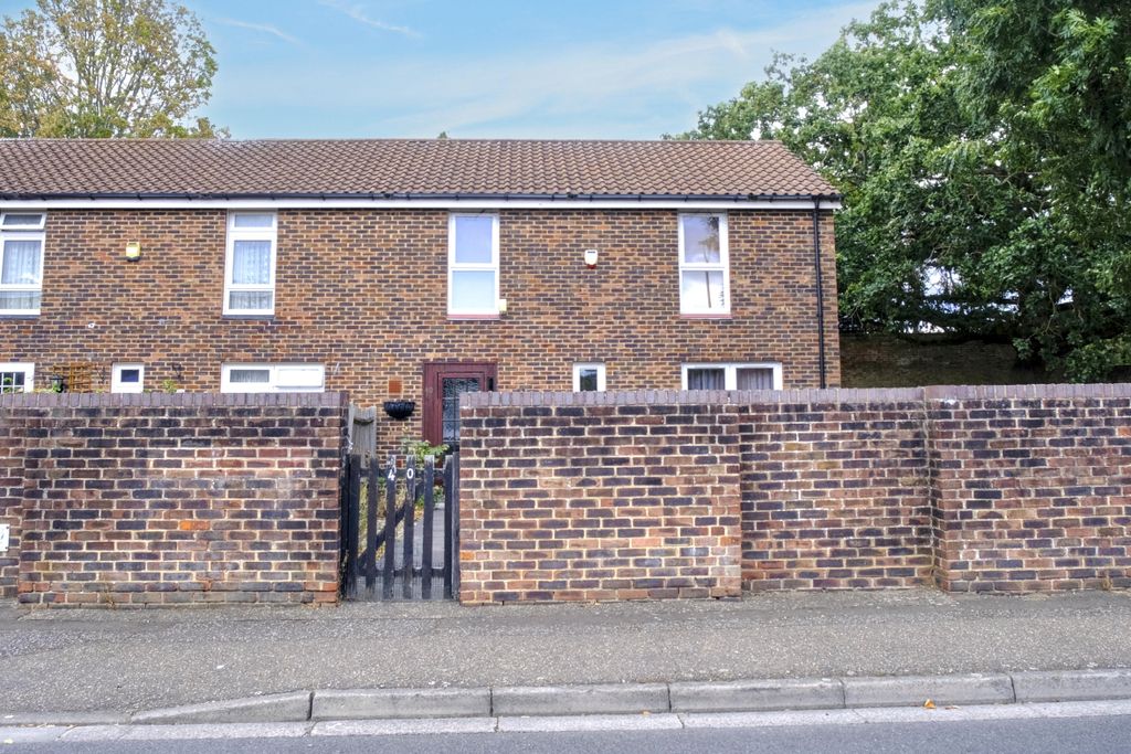 Property photo 1 of 15 40 Charnwood Road, Hillingdon, Uxbridge, Middlesex, Ub10 0HD