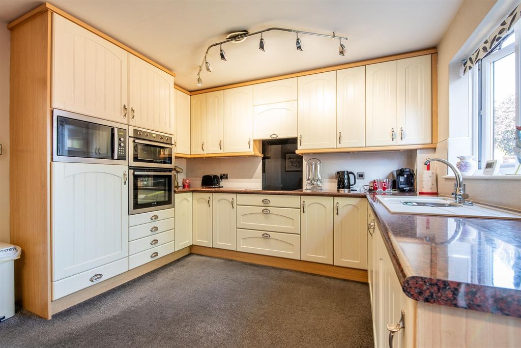 Property photo 3 of 20 Kitchen/Diner