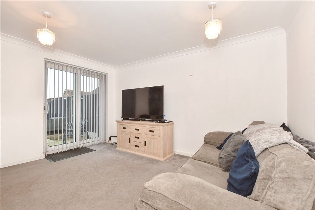 Property photo 3 of 11 Lounge