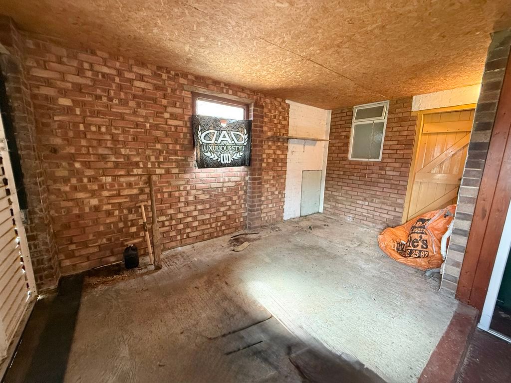 Property photo 3 of 16 Garage