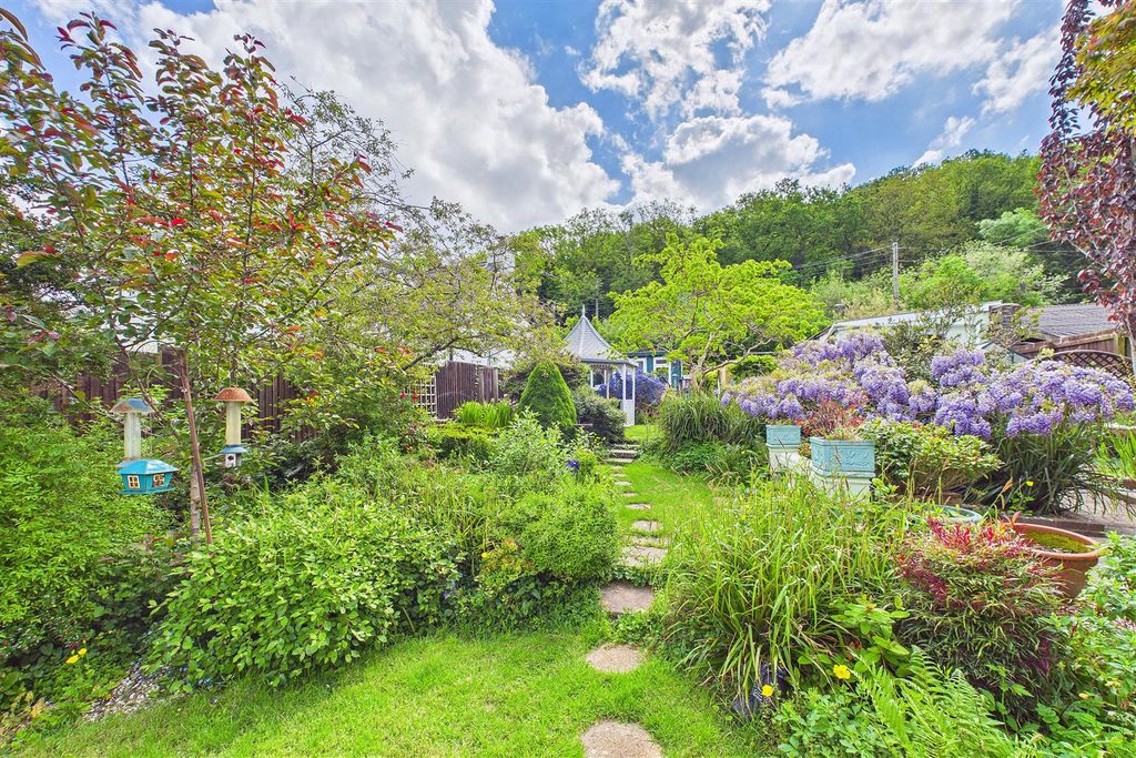 Property photo 2 of 31