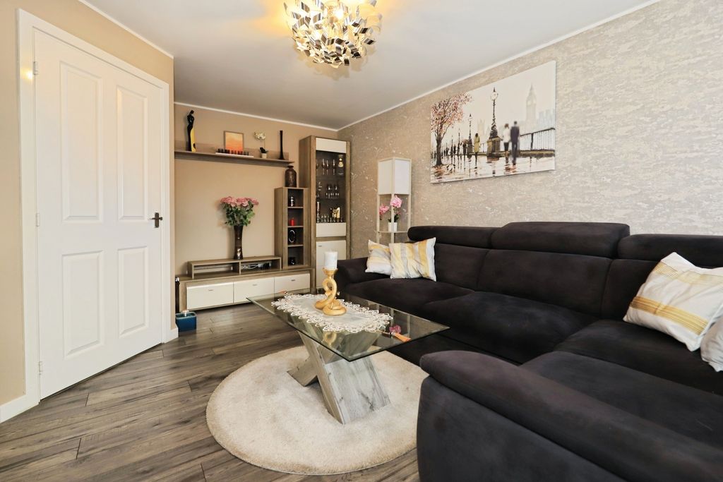 Property photo 3 of 13 Lounge