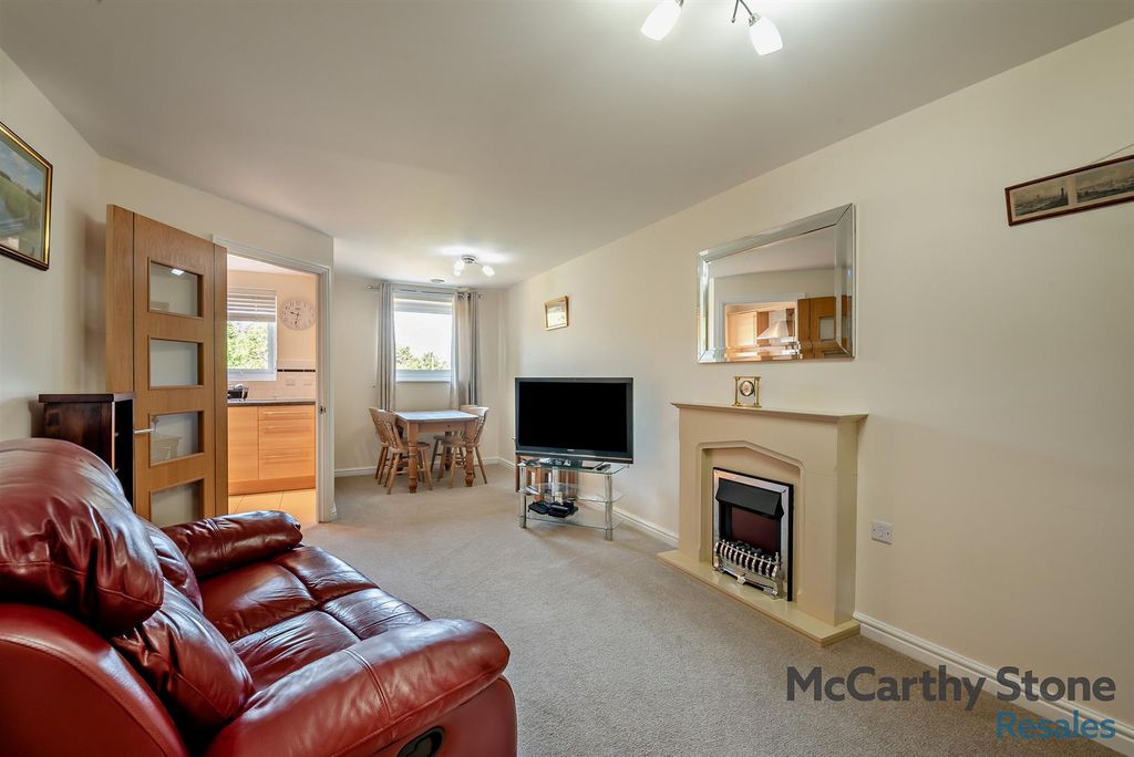 Property photo 3 of 11 8698508-Interior10-800.Jpg
