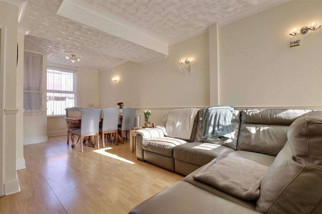 Property photo 2 of 13 1E046848-Fbd9-4Be2-8863-86Af43E43Aec_1_201_A.Jpeg