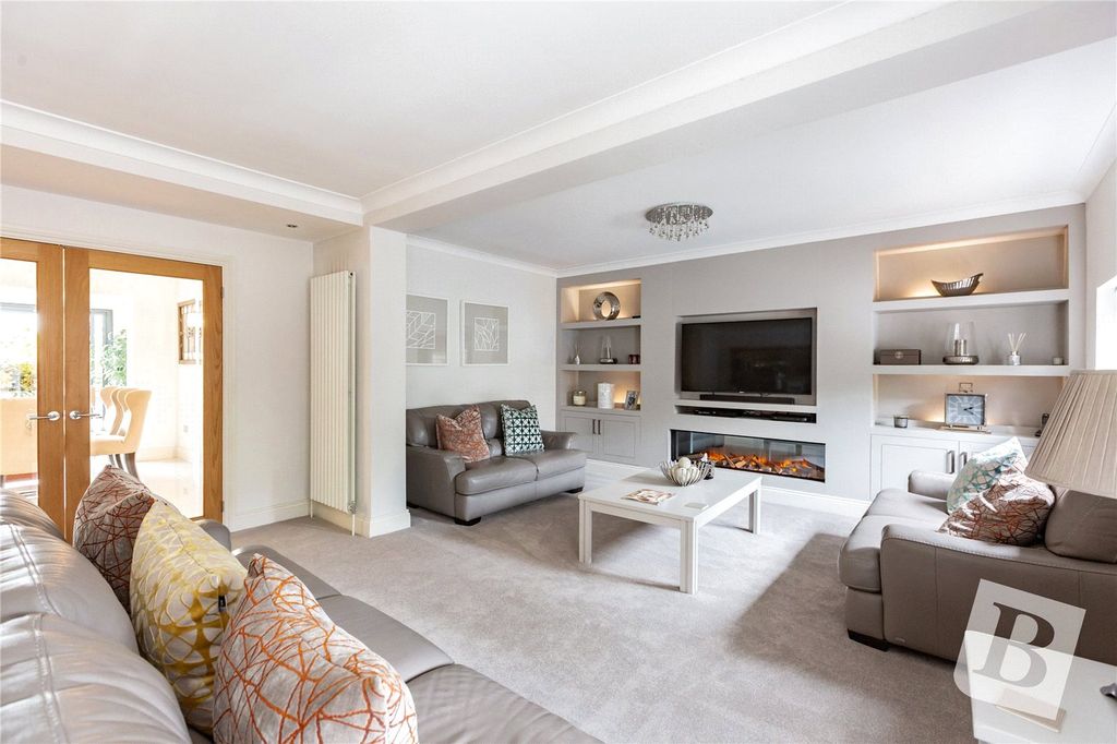 Property photo 3 of 28 Lounge