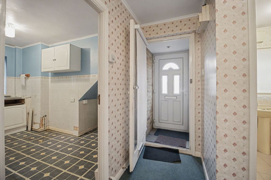 Property photo 2 of 16 Flat 1 Woodglen, Bishopsford Road, Morden, Sm4 6Aw