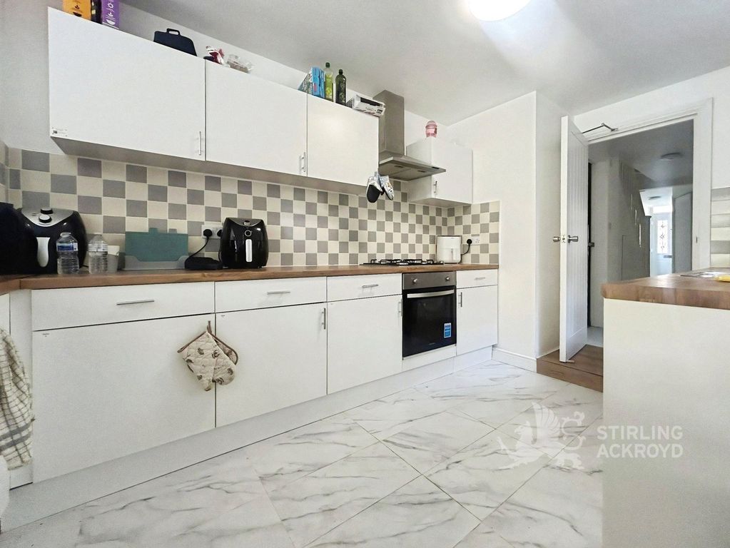 Property photo 1 of 7 Kitchen