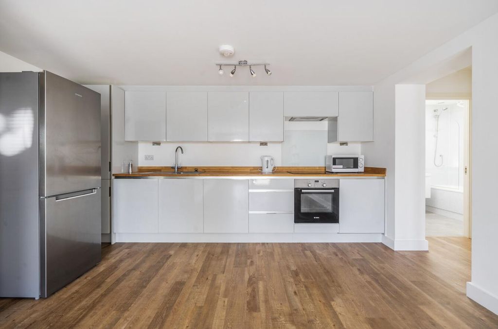 Property photo 2 of 16 Flat 3, 133 Hiltingbury (1).Jpg