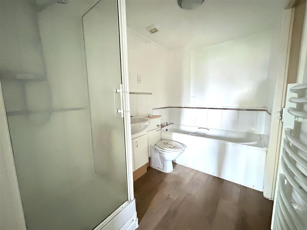 Property photo 3 of 4 Bathroom