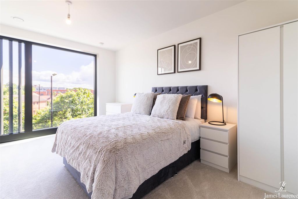 Property photo 1 of 17 Bedroom