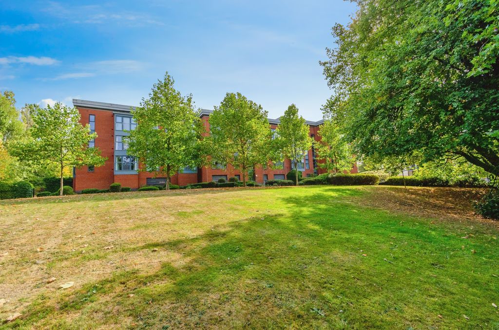 Property photo 3 of 20 Communal Gardens