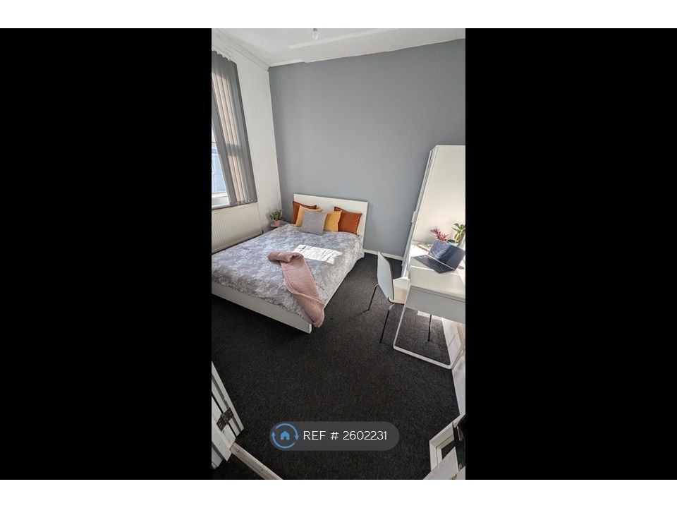 Property photo 1 of 19 Room 4