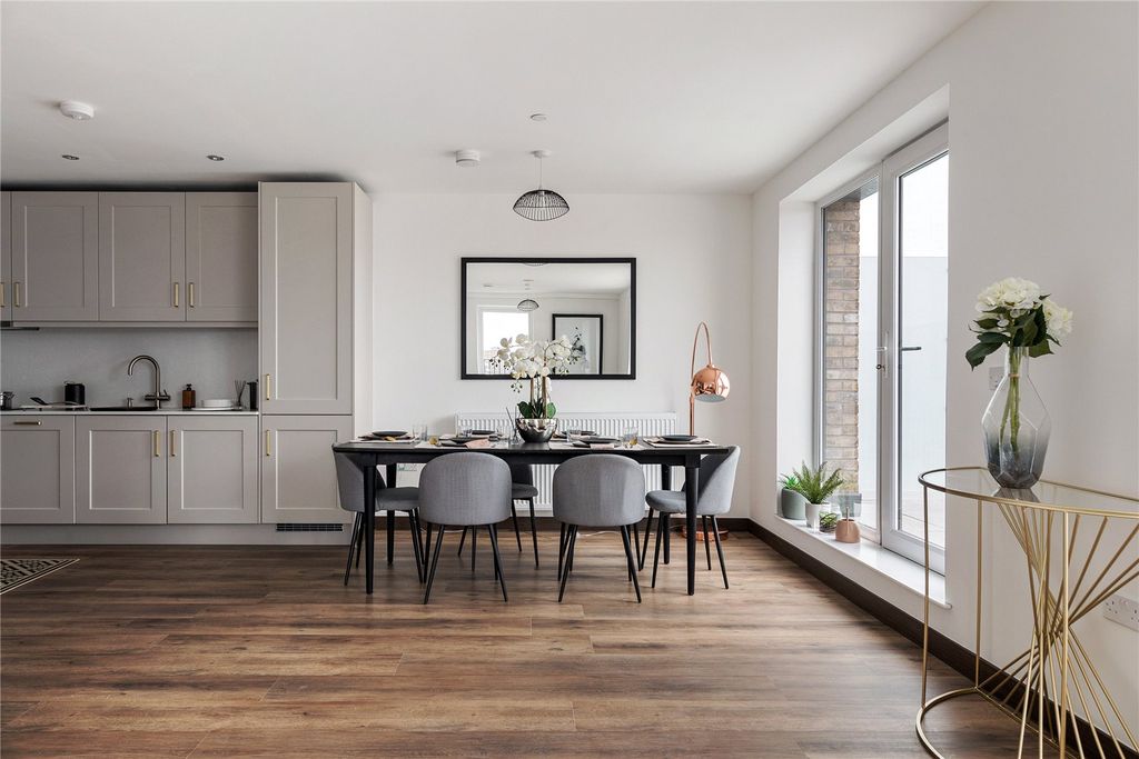 Property photo 3 of 14 Dining Room