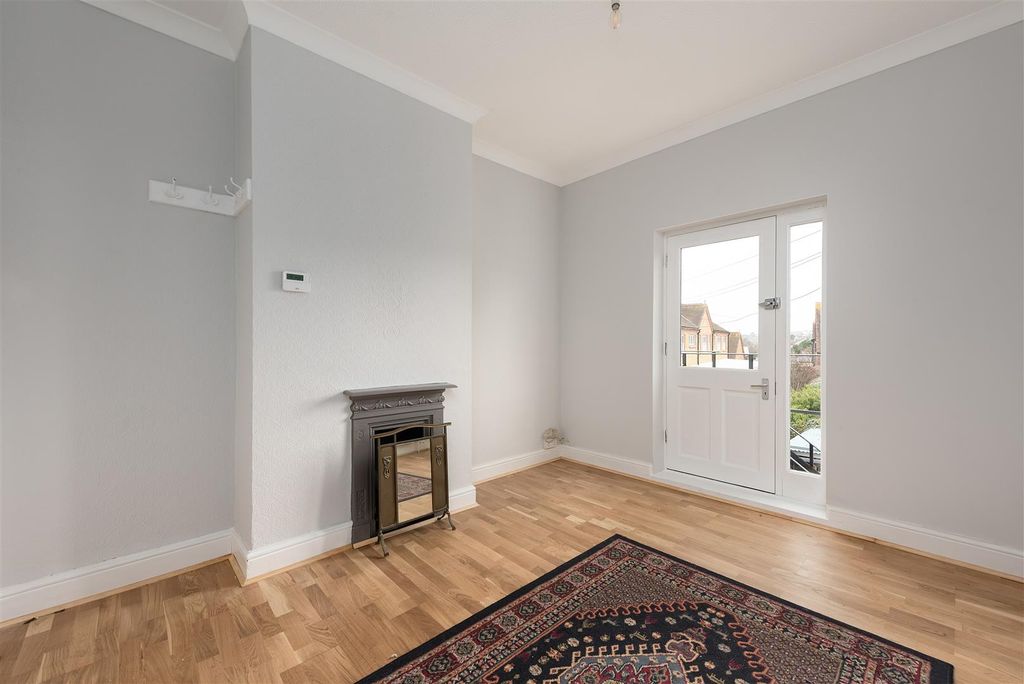Property photo 2 of 12 Oxford Street, Whitstable