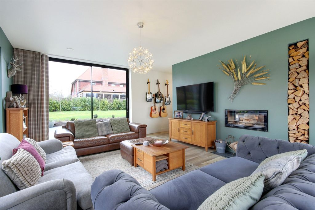 Property photo 3 of 18 Sitting Room