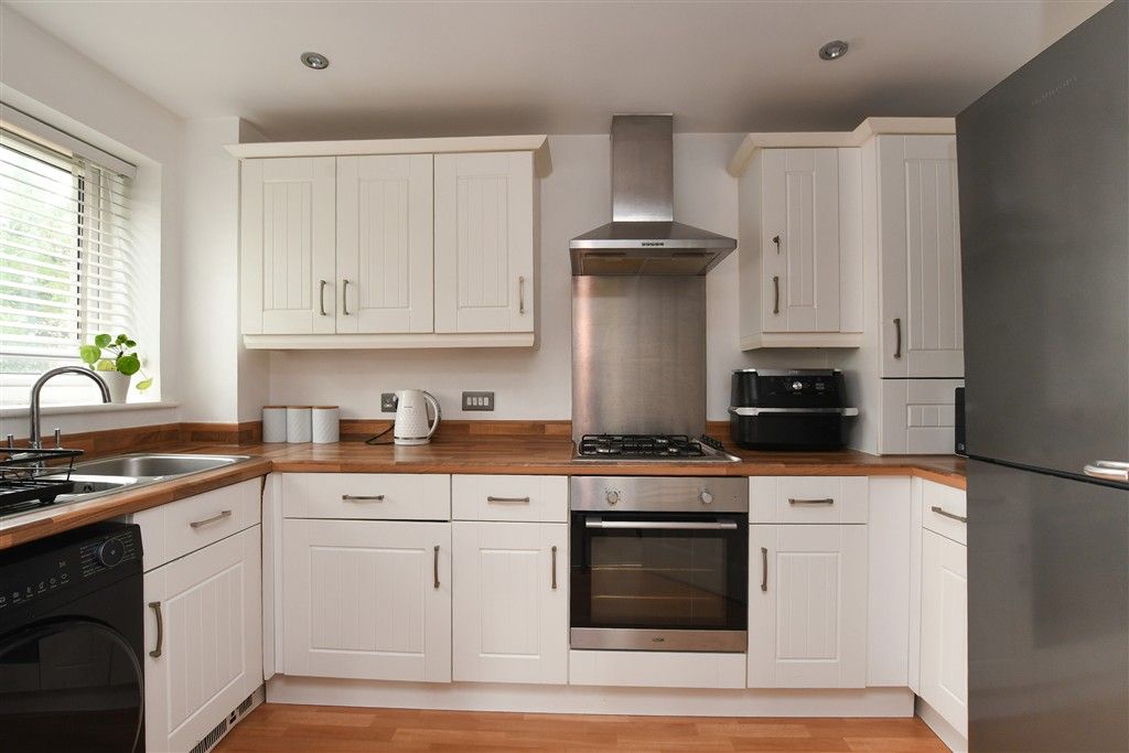 Property photo 3 of 11 Kitchen