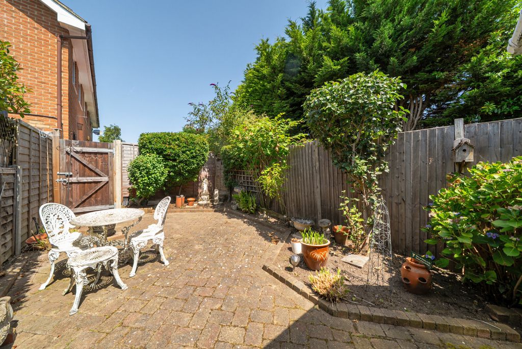 Property photo 2 of 16 Garden/Courtyard