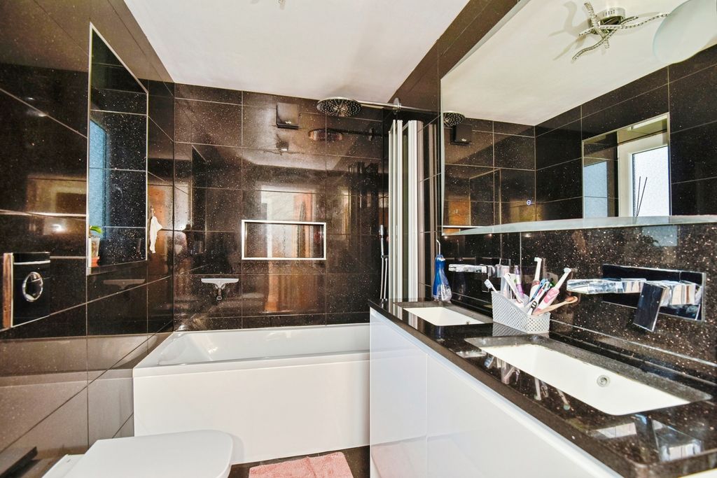 Property photo 3 of 15 Bathroom
