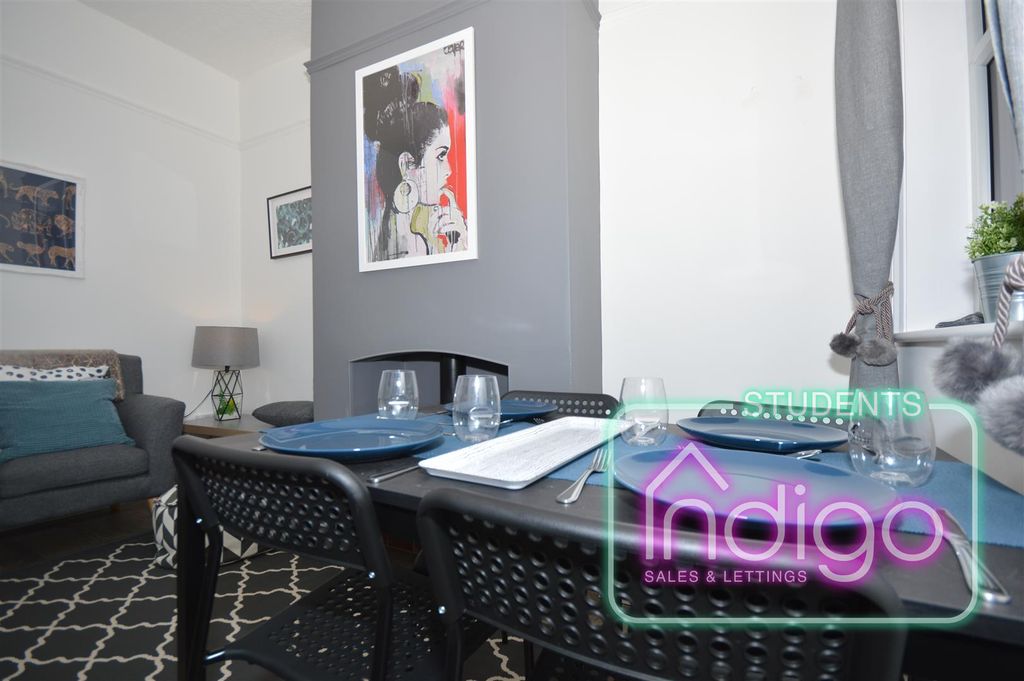 Property photo 3 of 18 47 Ashfields New Road (13).Jpg