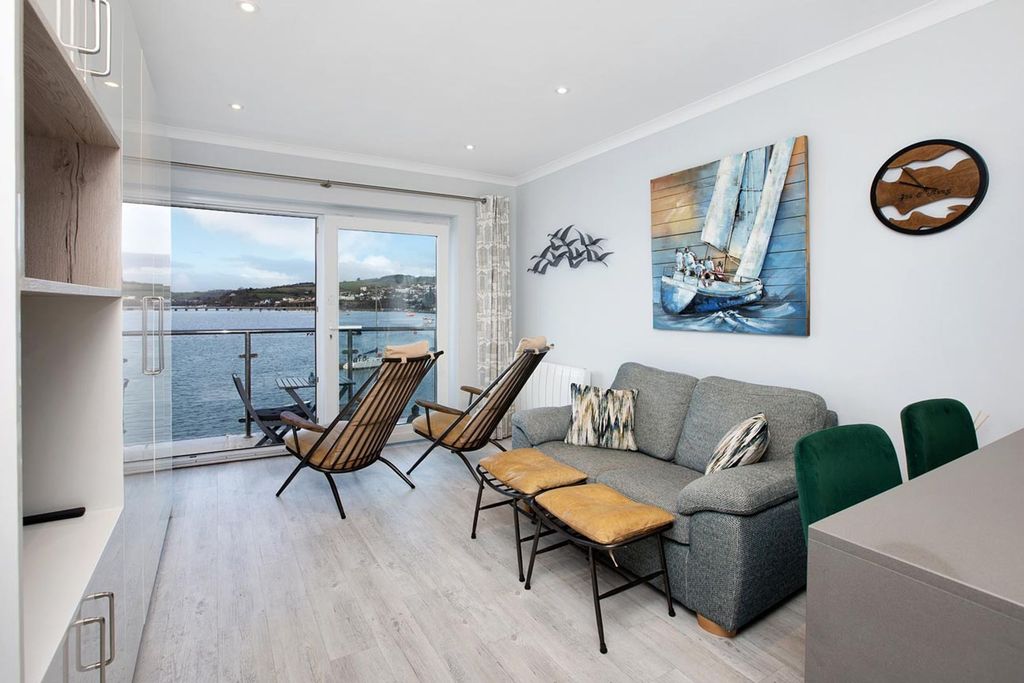 Property photo 2 of 25