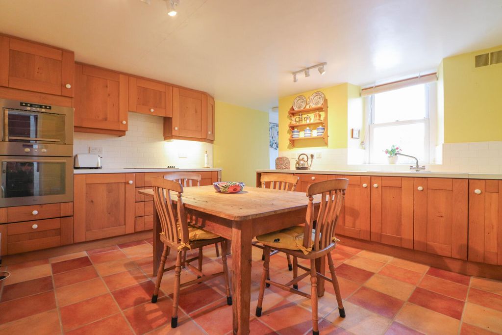 Property photo 3 of 18 Kitchen