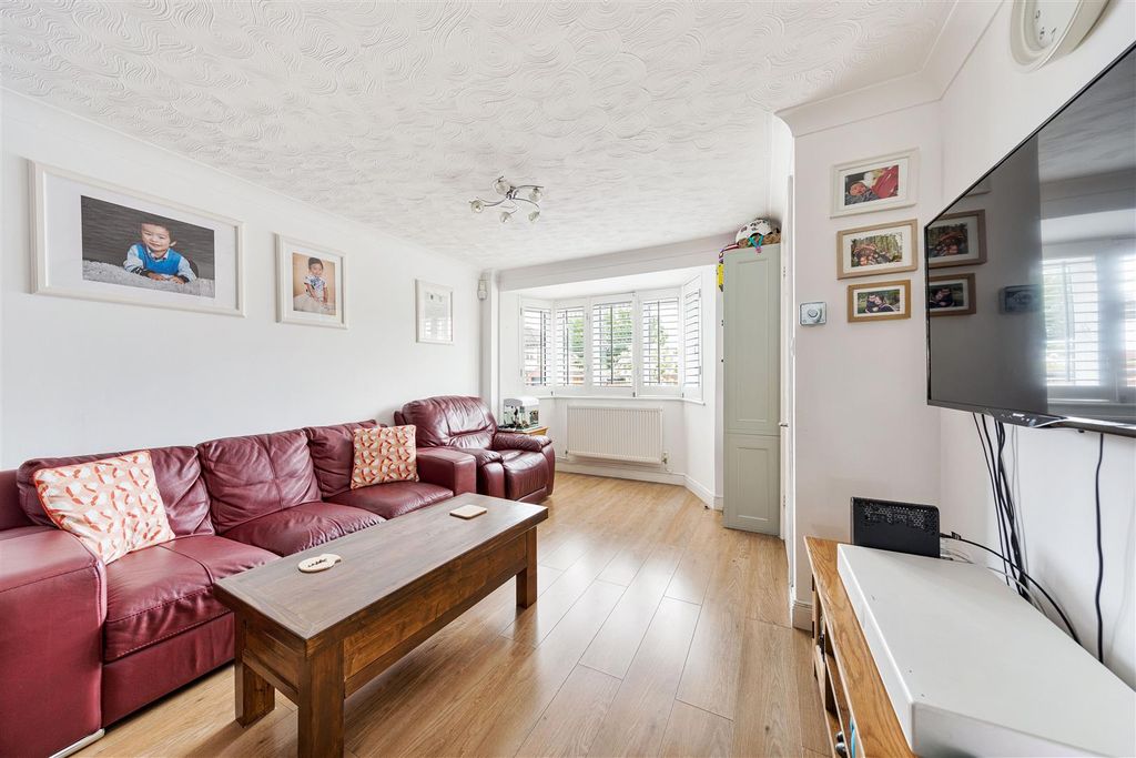 Property photo 3 of 22 Elmcroft Avenue, E11