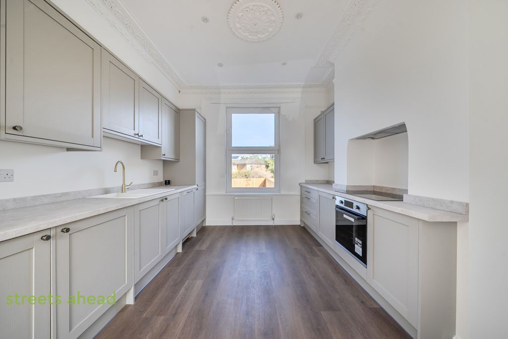 Property photo 3 of 21 38830A09-5d51-45E...