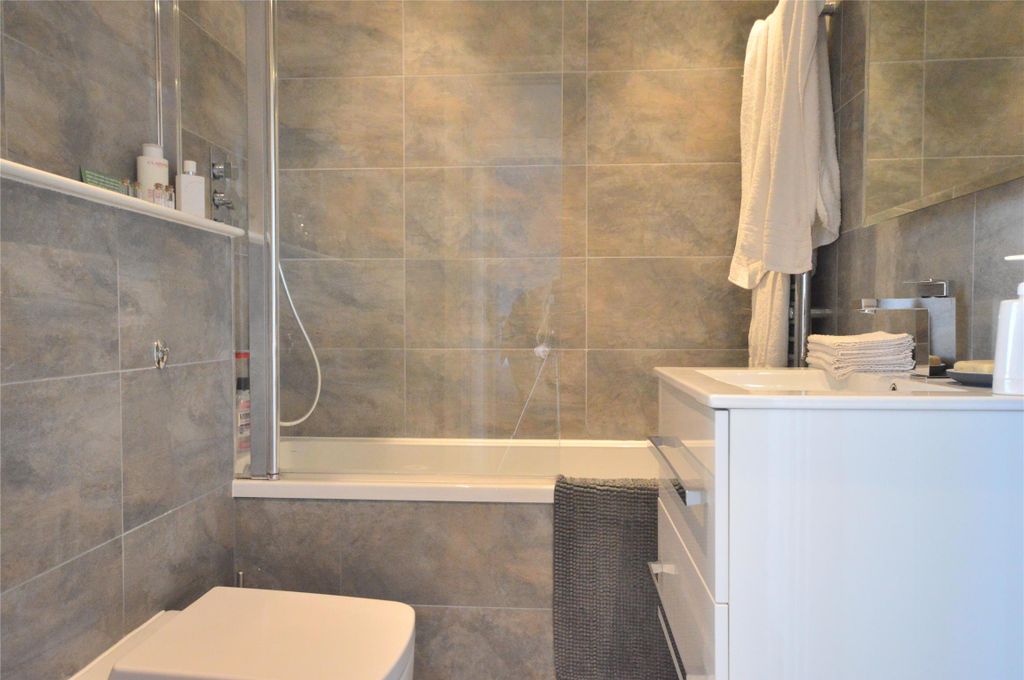 Property photo 3 of 9 Bathroom