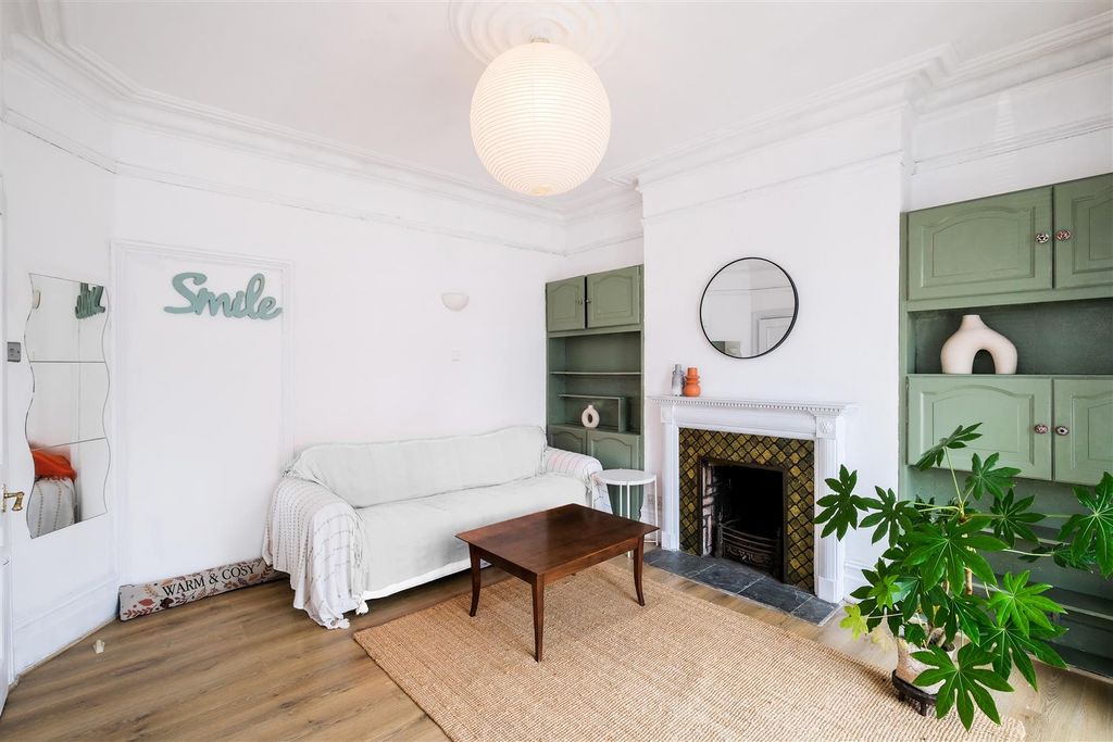 Property photo 2 of 25 32 Chigwell Road-19.Jpg