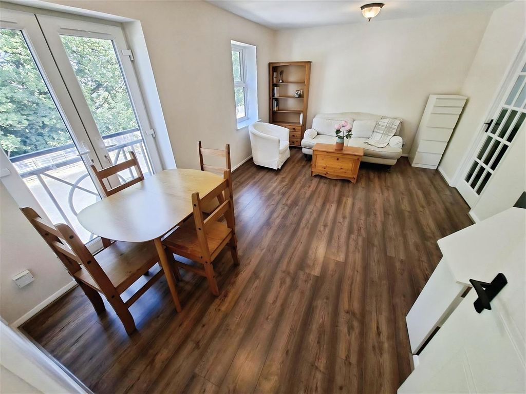 Property photo 2 of 17 Lounge/Diner