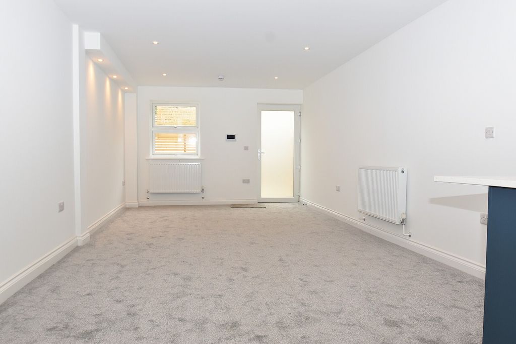 Property photo 3 of 7 6 Tamara Court