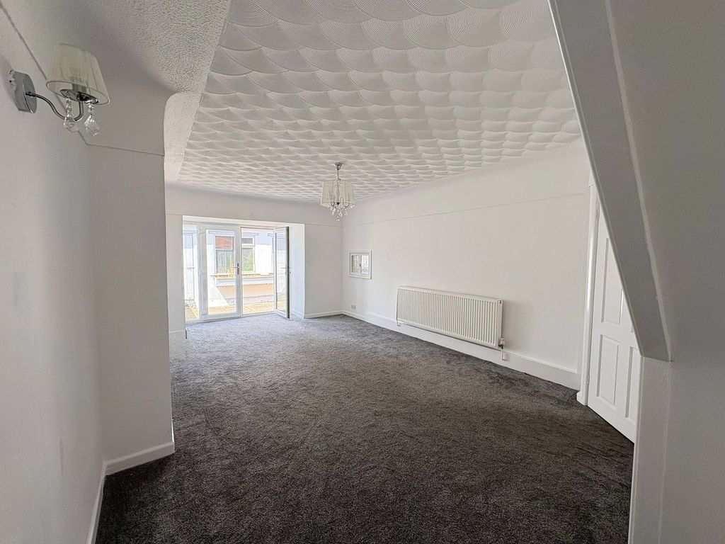 Property photo 2 of 32