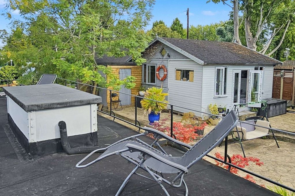 Property photo 2 of 19 10 Taggs Island, Hampton Court, Tw12 2Ha